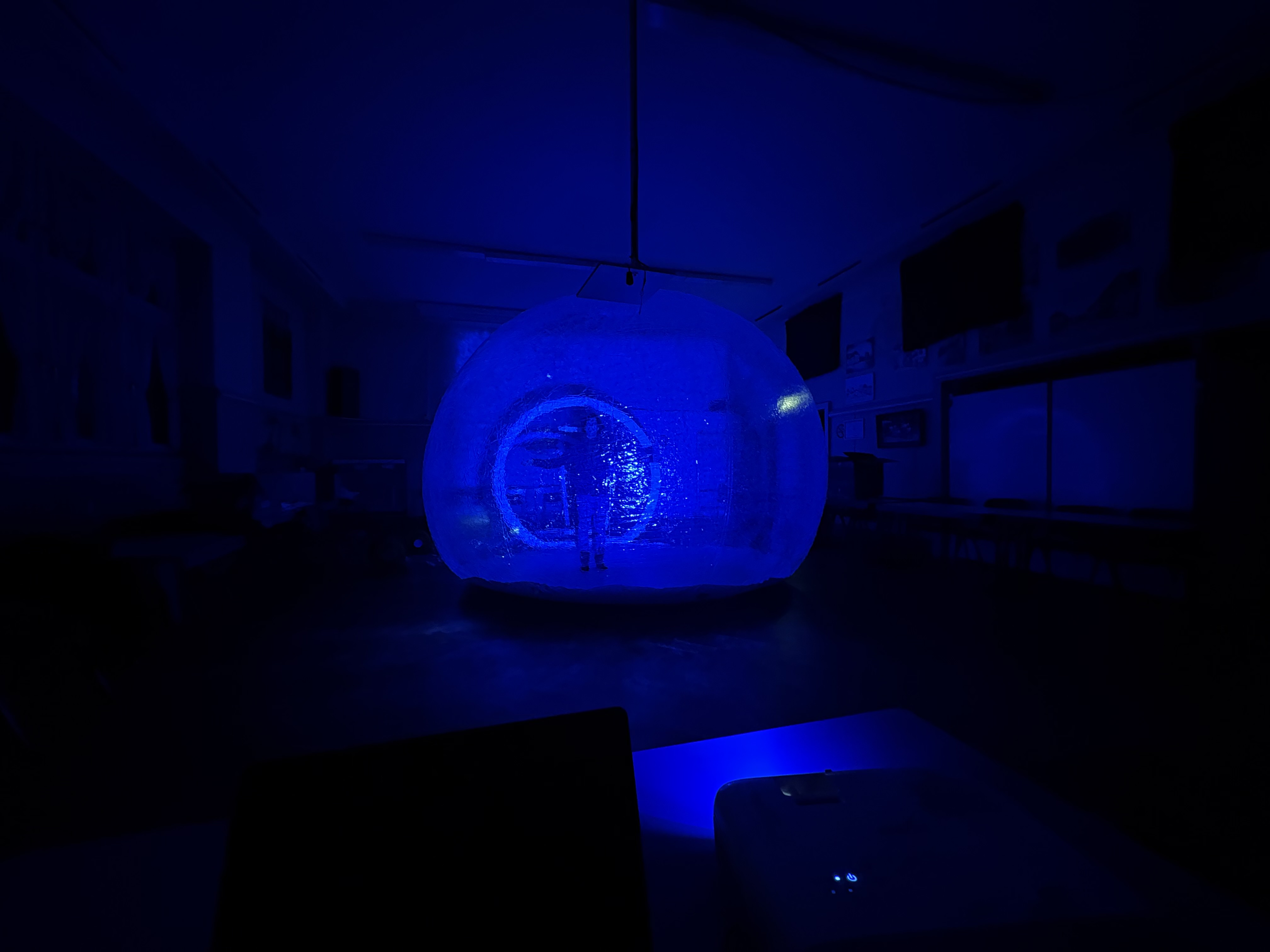 Blaue leuchtende Theater-Installation